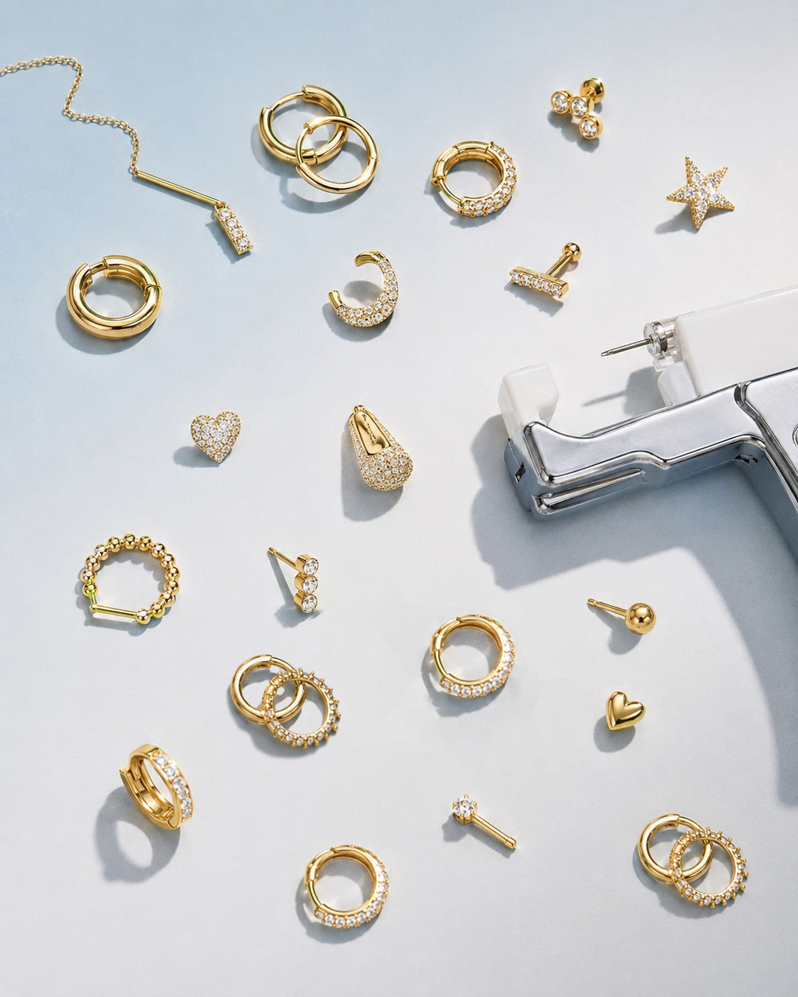 Piercingschmuck auf einem Tablett