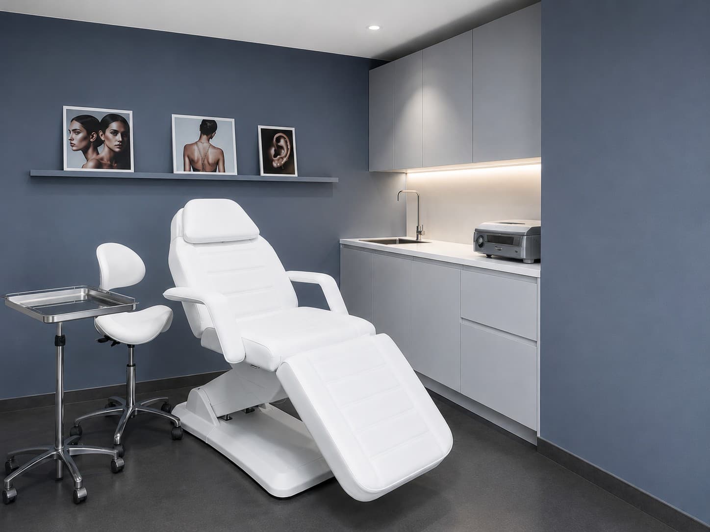 Behandlungsraum eines Piercingexperte Premium mit Piercingstuhl und Waschbecken